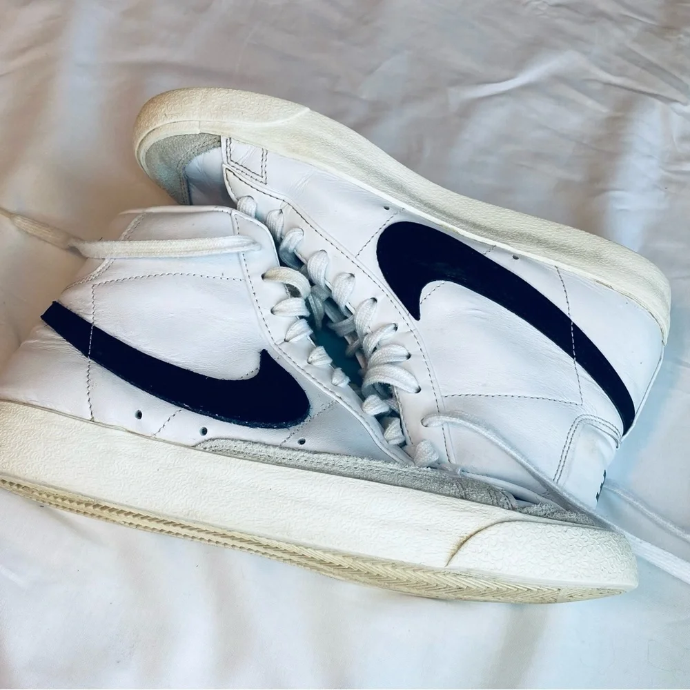 Nike White and Black Retro High-Tops